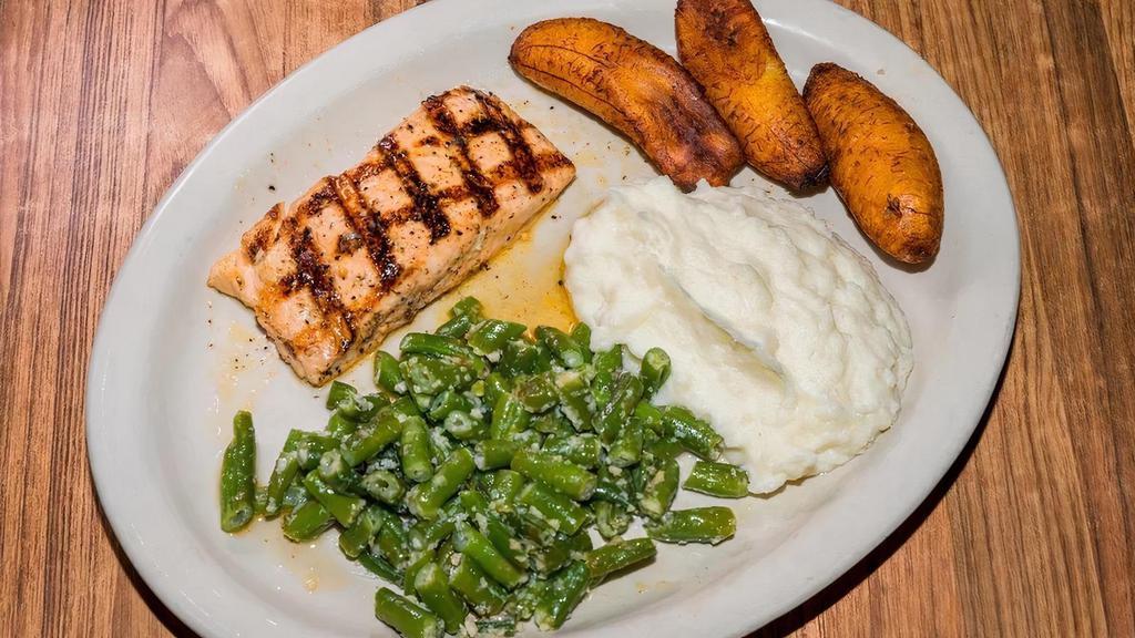 Salmon En Limon Y Mantequilla · Fresh Salmon cooked in lemon butter; served with green beans, mashed potatoes, & sweet plantains