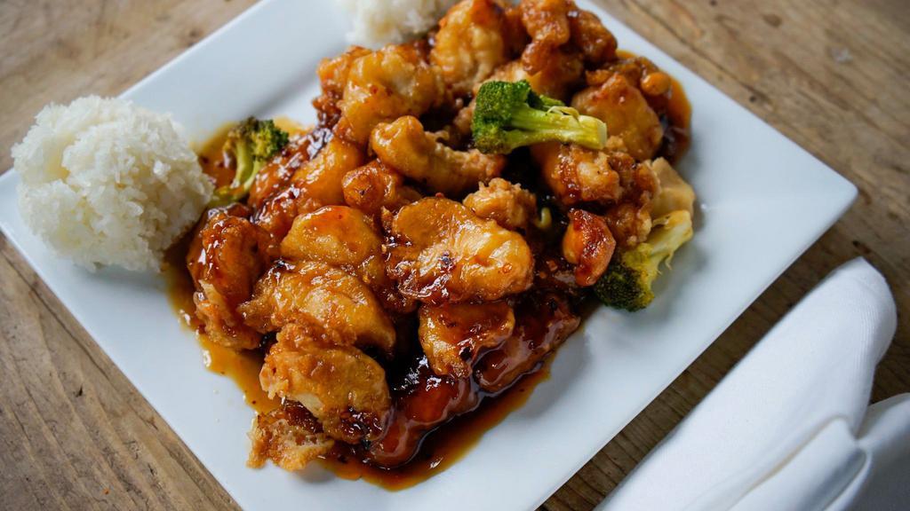 General Tso'S Chicken 左鸡 · Hot and spicy. White meat.