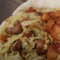 Arepa Paisa · Frijoles rojos, arroz, chicharrón, chorizo, carne desmechada y maduro / red beans, white ric...