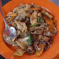Pad Se Ew · Stir-fried wide rice noodles with egg carrots, broccoli, and sweet soy sauce.
