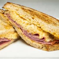 Rueben Sandwich · 1000 island, corned beef, sauerkraut, swiss cheese on rye. Served with a side of Kettle Chips.