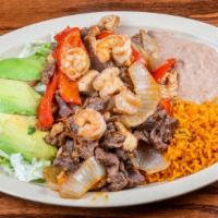 Fajitas · Se sirve con ensalada, arroz y frijol. / Served with salad, rice, and beans.