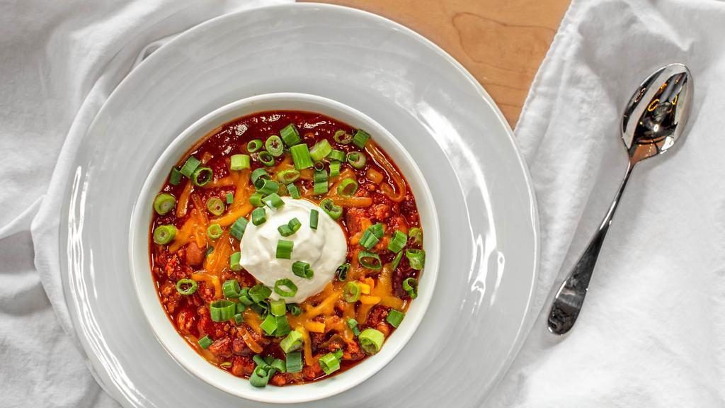 Chili · Gluten free. Beef chili with pinto and kidney beans. Garnished with cheddar cheese, sour cream and green onions
