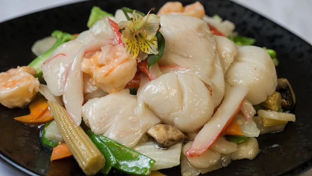 Happy Family · Fresh shrimp, scallops, beef and chicken sautéed with fresh vegetable flavored with brown sauce.