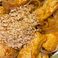 Tofu Pad Thai · Hot and Spicy,Rice noodle with fried tofu,egg ,bean sprout and crushed peanuts.