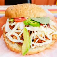 Cemita · Cemita de milanesa de pollo  
Pan 🍞 
Mayonesa 
Carne
Tomate
Quesillo
Cebolla 
Aguacate 
Pap...