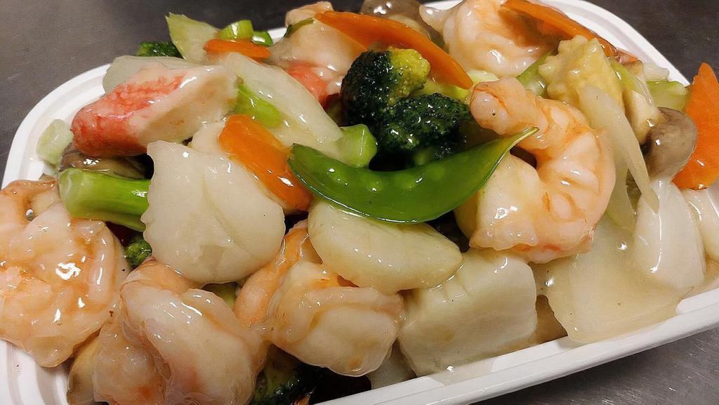 Seafood Delight · Shrimp, scallop, crab meat with mixed vegetable, sauteed in clear white sauce. Served w.  white rice.