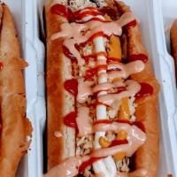 Perro Caliente Colombiano / Colombian Hot Dog · Salchicha de res, queso mozzarella, papas fritas trituradas, mayonesa, salsa de tomate, most...
