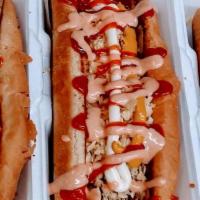 Perro Caliente Colombiano / Colombian Hot Dog · Salchicha de res, queso mozzarella, papas fritas trituradas, mayonesa, salsa de tomate, most...