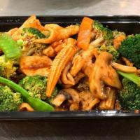 Hunan · Sliced meat sautéed in authentic spicy sauce with broccoli, straw mushroom, carrot and baby ...