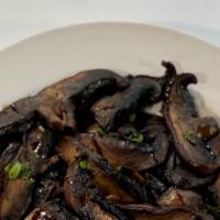 Portobello (V) · Grilled portobello mushroom marinated in XVOO, herbs