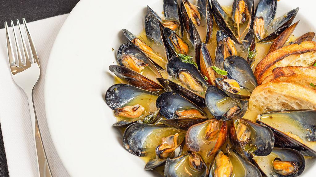 Mussels Toscano · New England mussels simmered in your choice of
roasted tomato broth or garlic white wine sauce.
Add crumbled sausage w/ Primo Marinara for $2