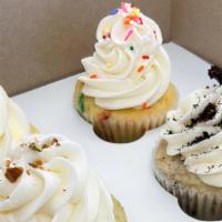 4 Cupcakes · 4 cupcakes variety of the flavors of the week