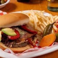Adicto-Burguer / Addicted-Burger · Patty de carne casera, asada, trompo, queso, jamón, aguacate, lechuga, tomate y cebollas. / ...