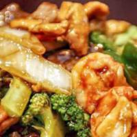 Happy Family · Fresh shrimp, krabmeat, scallop, chicken, roast pork, beef blended With Broccoli, baby Com, ...