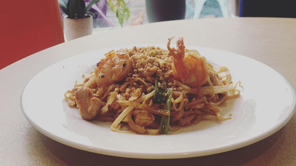 Lunch Pad Thai · Sautéed noodle with egg, scallions, bean sprout, sweet radish, and peanut, with sweet tamarind sauce.