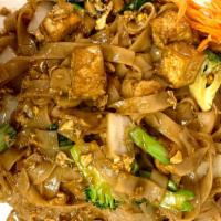 Phad Sea Eaw · Flat rice noodles stir-fried with garlic, egg, Chinese broccoli, broccoli, mushroom, and bok...