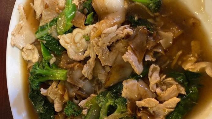 Rad Nah · Choice of meat, pan fried noodles, Chinese broccoli, brown gravy sauce, garlic pepper.