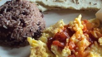 Desayuno Ranchero · Incluye huevo con tomate y cebolla, frijoles, maduro, queso, aguacate y crema. Ranchero brea...