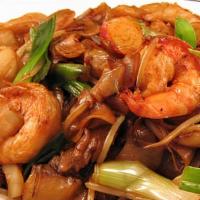 Seafood With Flat Rice Noodles · 