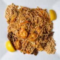 Combination Pad Thai 三鲜帕太 · Comes spicy with shrimp, chicken and beef, carrots, egg, bean sprouts and with peanuts.
