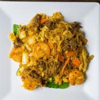 Combination Singapore Rice Noodles三鲜新加坡炒面 · Spicy (curry flavor). Comes with chicken, shrimp, and beef.