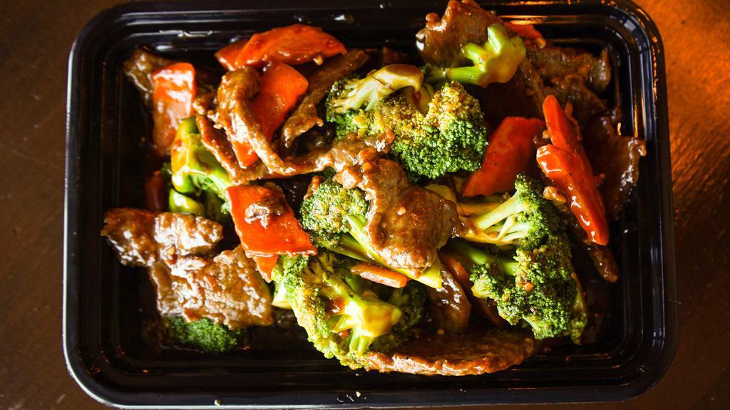 Beef With Broccoli · Includes: steamed rice, 1 egg roll, 2 chicken wings, & 1 soup of your choice.