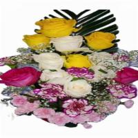 Chacha Patli / Olla De Barro · 6 roses white, 4 roses yellow, 2 roses pink, 4 baby breath, 6 single carnacion, 4 mini carna...