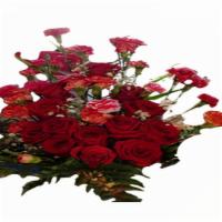 Tapastic / Valiente · 14 roses red, 5 mini carnation mix, 3 baby breath, leather leaf oasis and basket.