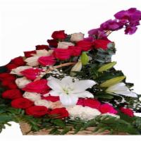 Metztli / Luna / Moon · 12 roses pink floyd, 12 roses white, 12 roses red, 2 Holland lily's white, 1 orchid, 2 baby ...