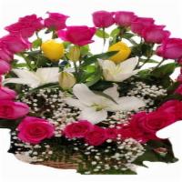 Kaukauna Xochitl / Flor Olorosa · 25 roses, 2 spiders, 2 Holland lilies, 2 baby breath, leather leaf, oasis and basket.