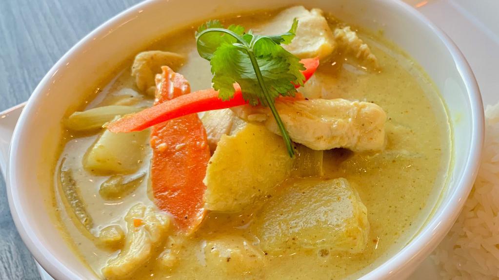 Yellow Curry · Thai yellow curry with white onion, carrot and potatoes .