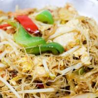 Singapore Noodle · Stir-fried long thin rice noodle with chicken, egg, onions, green and red bell pepper in cur...