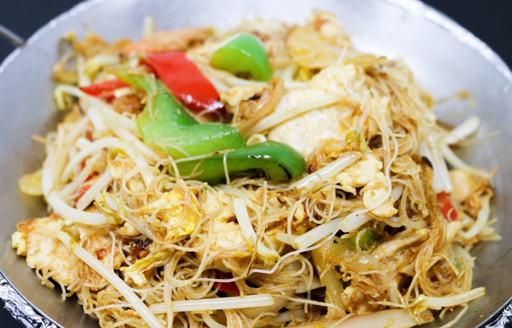 Singapore Noodle · Stir-fried long thin rice noodle with chicken, egg, onions, green and red bell pepper in curry flavor.