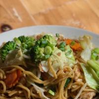 N4 Yakisoba · Egg noodle stir fried with broccoli, carrot, bean sprout, onion, and green onion.