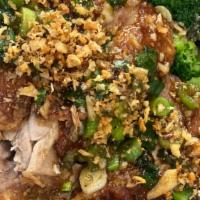 Sp2Garlic Duck · Sliced crispy duck topped with brown garlic sauce , steamed broccoli , green onion served wi...
