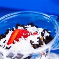Sweet Vanilla · Vanilla skyr with granola, chocolate, strawberries & coconut flakes.
