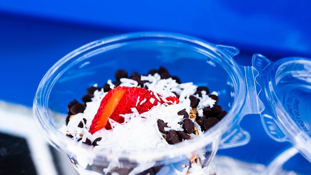 Sweet Vanilla · Vanilla skyr with granola, chocolate, strawberries & coconut flakes.