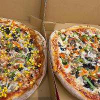 Vegetales Pizza · Natural broccoli, mushrooms, onions, olives, peppers🫑, and corn.