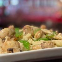 Moo Goo Gai Pan · Chopped chicken breast, white mushroom, carrot, snow peas, white sauce.