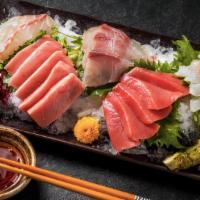 Sashimi Regular · 12 pieces of assorted (raw fish)