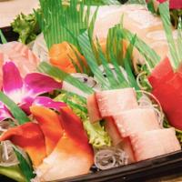 Sashimi Deluxe · 16 pieces of assorted (raw fish)