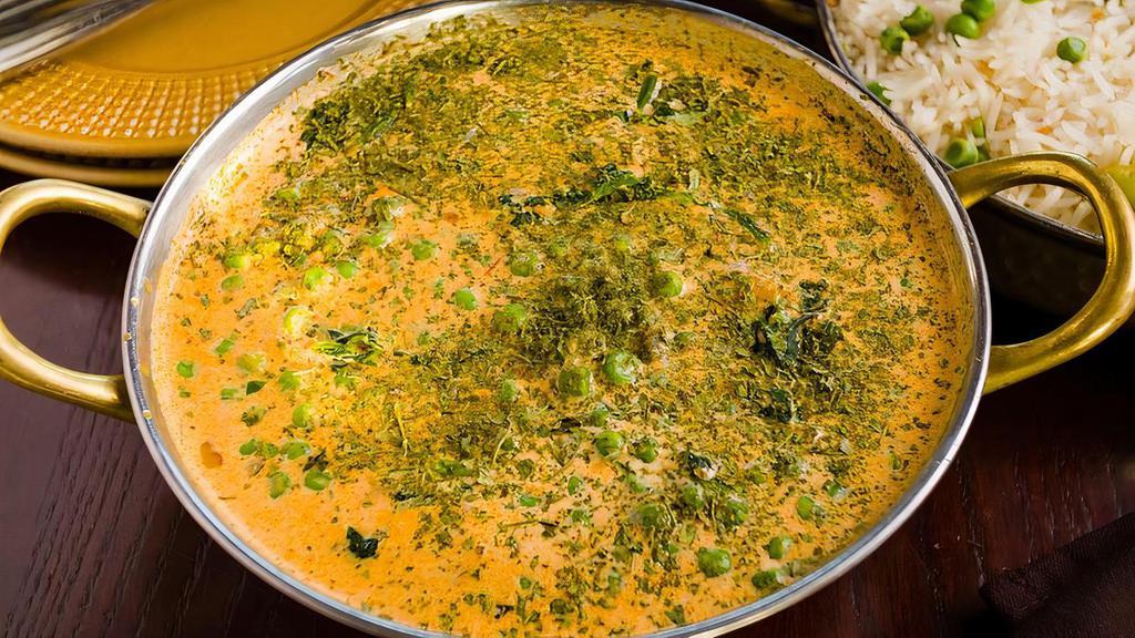 Mutter Paneer · Paneer cheese and peas in creamy preparation topped with dried fenugreek  leaves