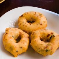 Medu Vada · Deep-fried doughnut dumplings