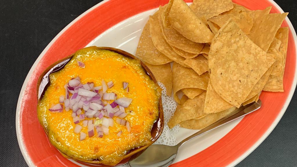 Thatcher’S Chili · Topped with melted cheddar & chopped red onions; served with tortilla chips.