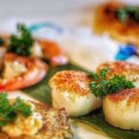 Fried Seafood Platter · Combination of 4pc shrimp, 3pc scallops, 1pc catfish, 1pc crab cake.