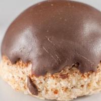 Single Raw Truffle-Dipped Macaroon - Single Raw Chocolate Truffle-Dipped Macaroon · Vanilla or chocolate macaroons dehydrated to perfection; topped w/Chocolate Truffle Mix.

Co...