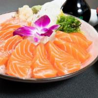 Salmondon · Sliced salmon over sushi rice.