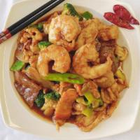 Hunan Combination · Hot & spicy. Sliced tenderloin of beef, breast of chicken & jumbo shrimp sauteed then simmer...