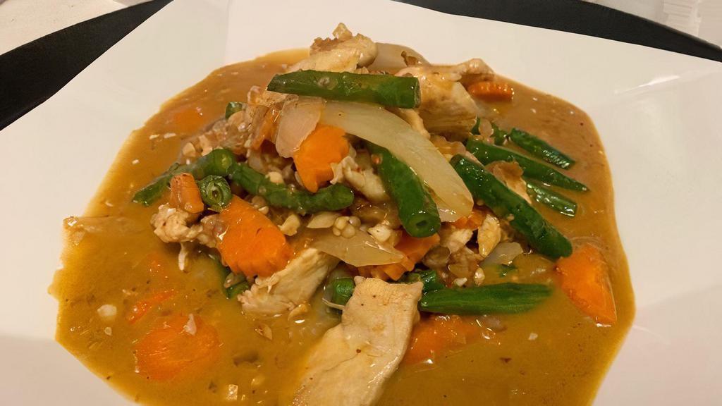 Pad Peanut Sauce · Stir-fried chicken or tofu with carrot, green bean, and white onion, in a brown peanut sauce.